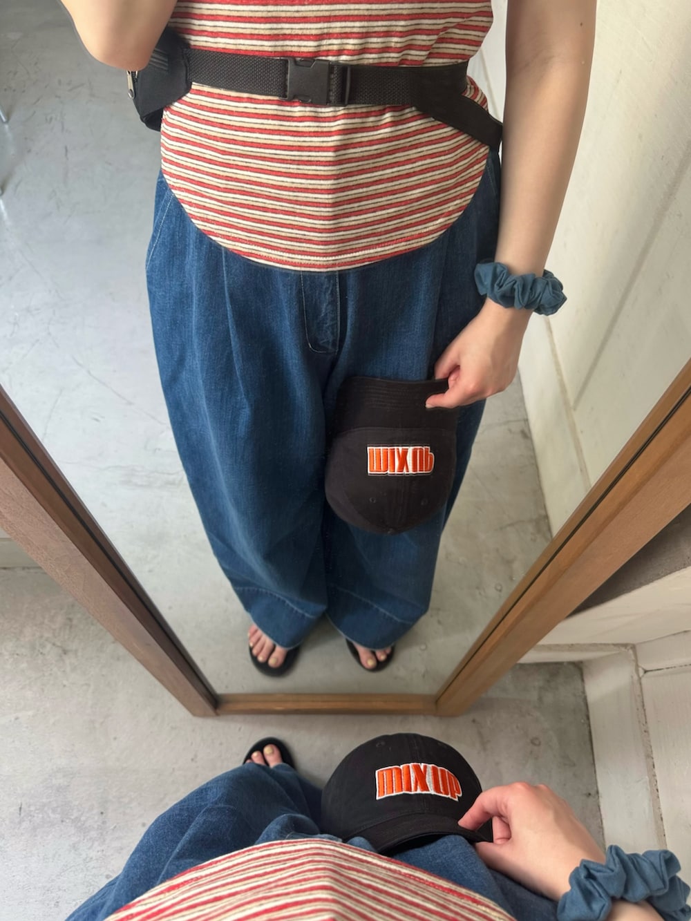 レッド系のTシャツ/カットソー、レッド系のタンクトップ、ブルー系のデニムパンツを着用したレディースの夏コーディネートの3枚目の写真