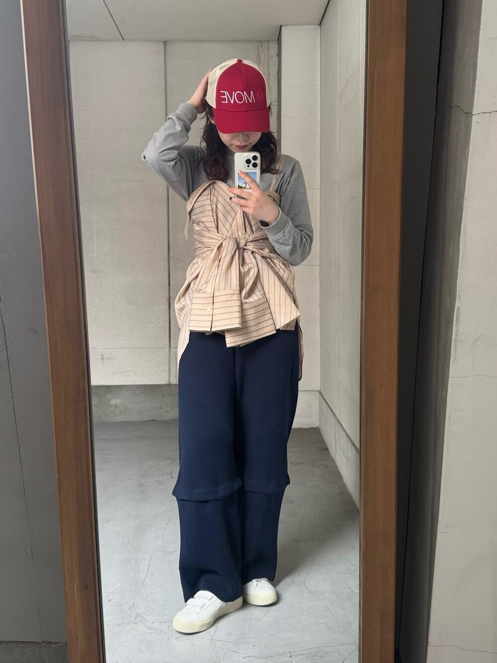 オレンジ系のシャツ/ブラウス、ブルー系のその他パンツ、ホワイト系のスニーカーを着用したレディースの春コーディネートの2枚目の写真