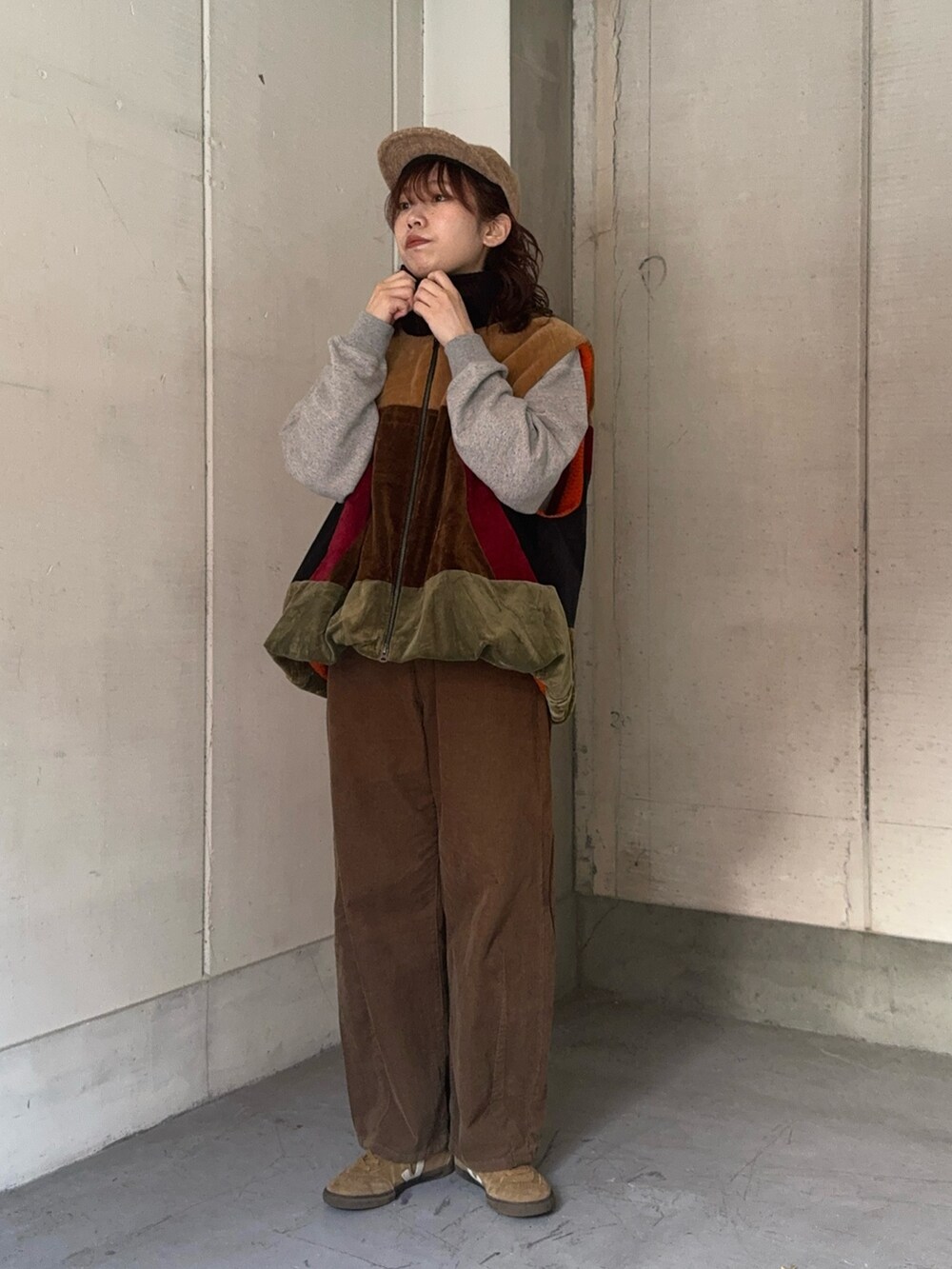 ベージュ系のスニーカー、グレー系のスウェット、その他のベストを着用したレディースの秋コーディネートの3枚目の写真