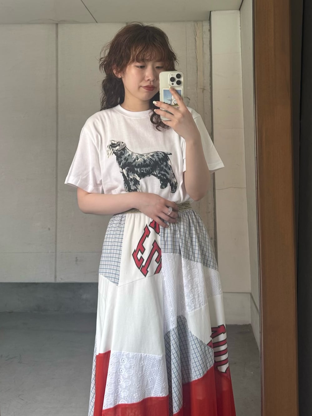 ホワイト系のTシャツ/カットソー、その他のスカート、オレンジ系のその他パンツを着用したレディースの春コーディネートの5枚目の写真