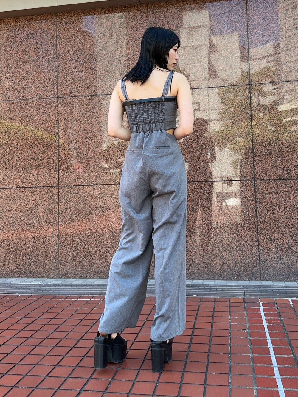 「夏コーデ、お呼ばれスタイル、骨格ナチュラル、大人っぽコーデ」｜「EMODAのサイドカットポケットオールインワン（つなぎ/オールインワン、グレー系）」を使った、伊藤春花さん（レディース・166cm）の夏コーディネートの3枚目の写真