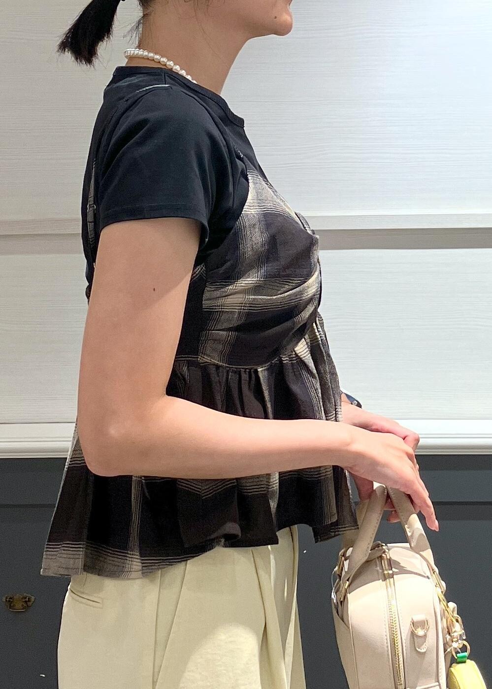 ブラック系のサンダル、イエロー系のスラックス、ブラック系のTシャツ/カットソーを着用したレディースの夏コーディネートの7枚目の写真