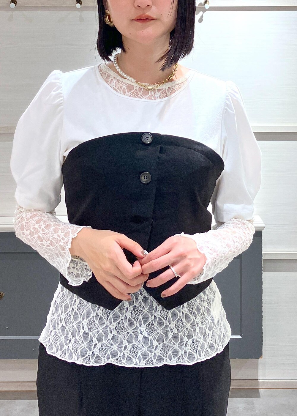 「初夏コーデ、お仕事コーデ、セレモニーコーデ、デートコーデ、お出かけコーデ、女子会コーデ、大人カジュアル、レイヤード、パンツスタイル、モノトーンコーデ、ヘルシーコーデ、フェミニンコーデ、きれいめコーデ、VIS、ストレート」｜「VISの【セレモニー/通勤対応】【新色追加】ひねり金具ワンハンドルミニショルダーバッグ【2WAY（ショルダーバッグ、ベージュ系）」を使った、mikusonvisさん（レディース・168cm）の春コーディネートの6枚目の写真