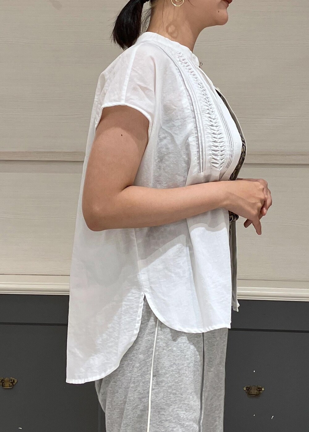 ホワイト系のシャツ/ブラウス、その他のキャミソール、グリーン系のショルダーバッグを着用したレディースの夏コーディネートの6枚目の写真