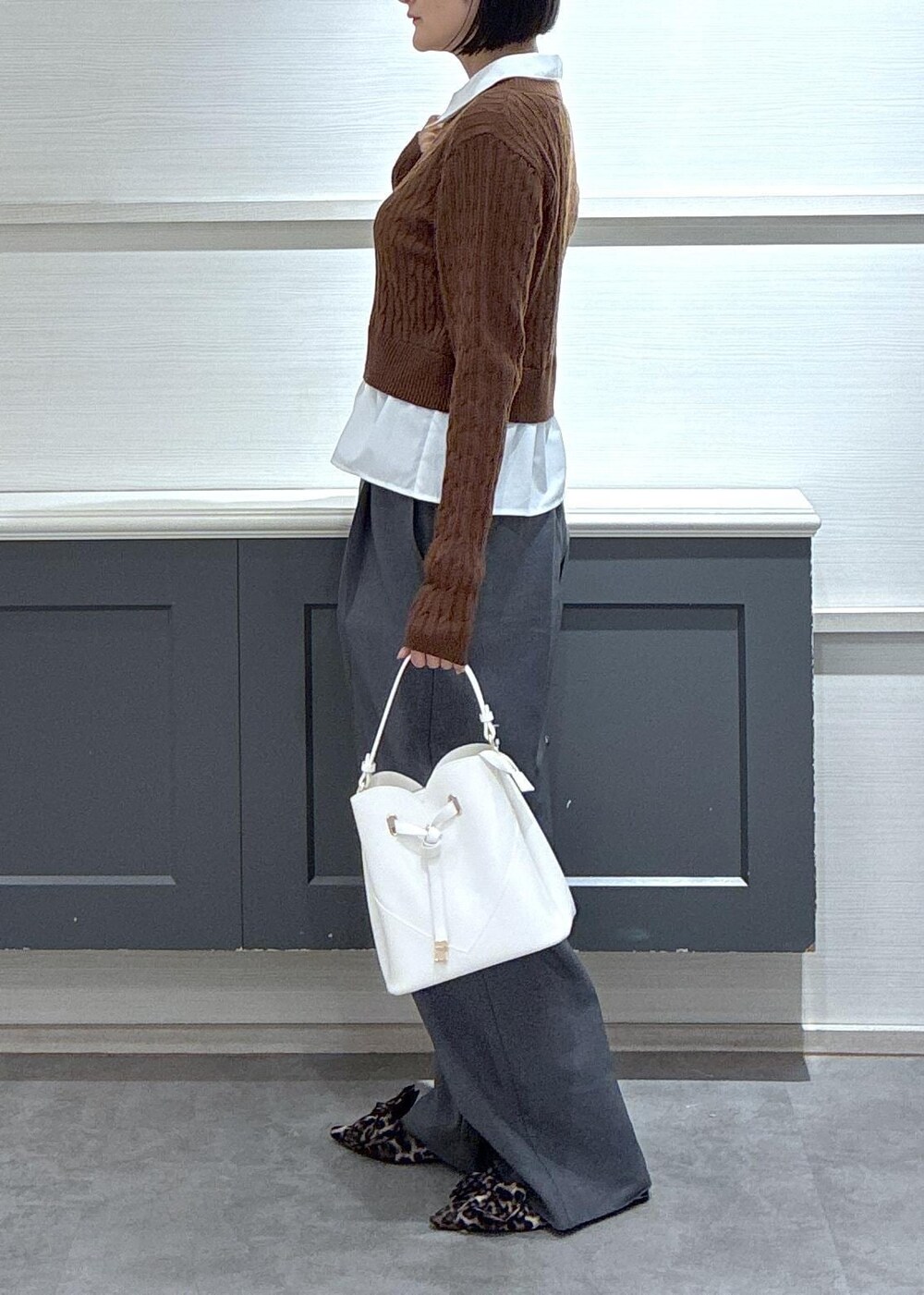 ホワイト系のショルダーバッグ、ホワイト系のキャミソール、その他のサンダルを着用したレディースの冬コーディネートの3枚目の写真