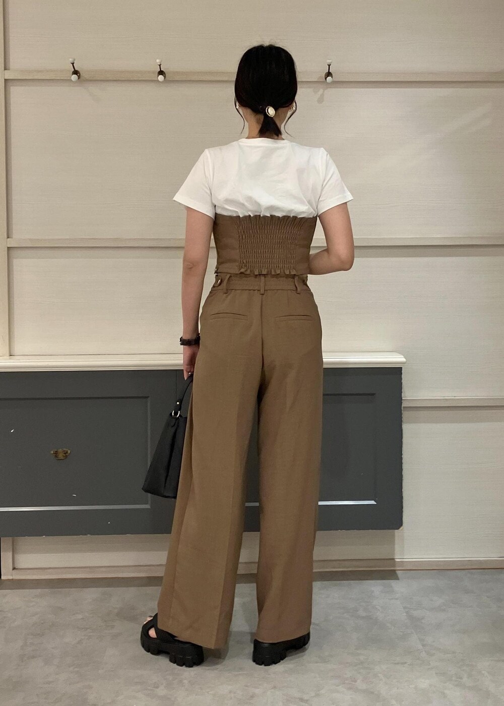 ブラック系のサンダル、ブラック系のキャミソール、ブラウン系のTシャツ/カットソーを着用したレディースの夏コーディネートの3枚目の写真