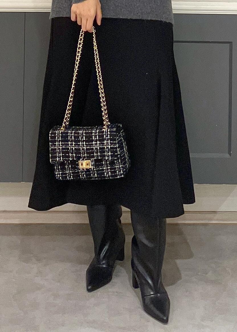 ホワイト系のキャミソール、ブラック系のブーツ、ブラック系のショルダーバッグを着用したレディースの秋コーディネートの10枚目の写真