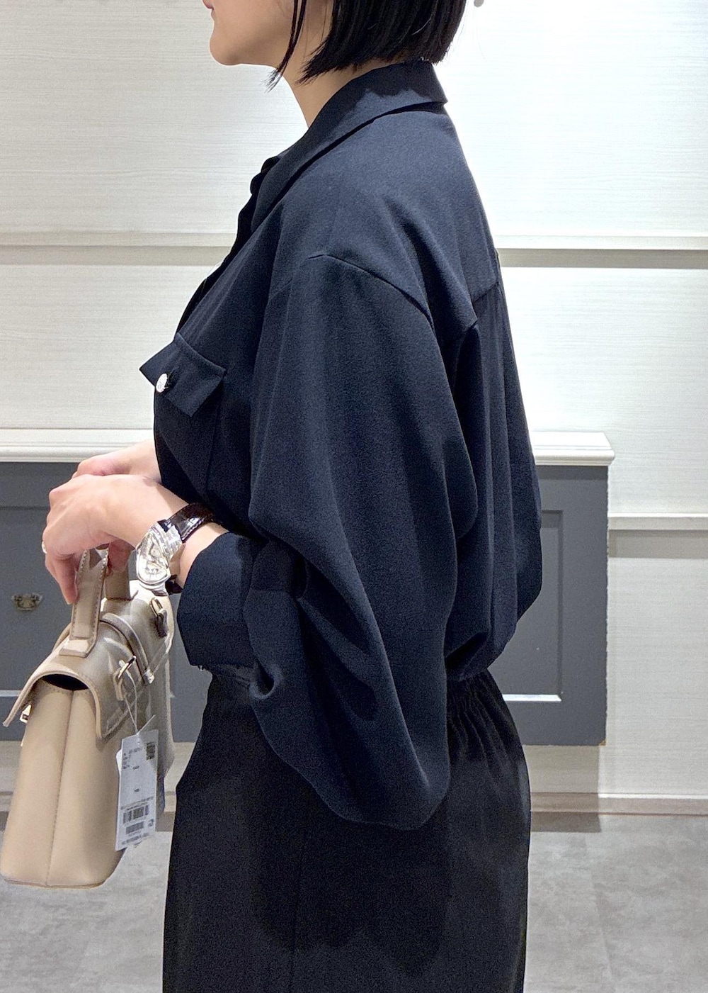 ブルー系のシャツ/ブラウス、ブラック系のローファー、ベージュ系のショルダーバッグを着用したレディースの冬コーディネートの7枚目の写真