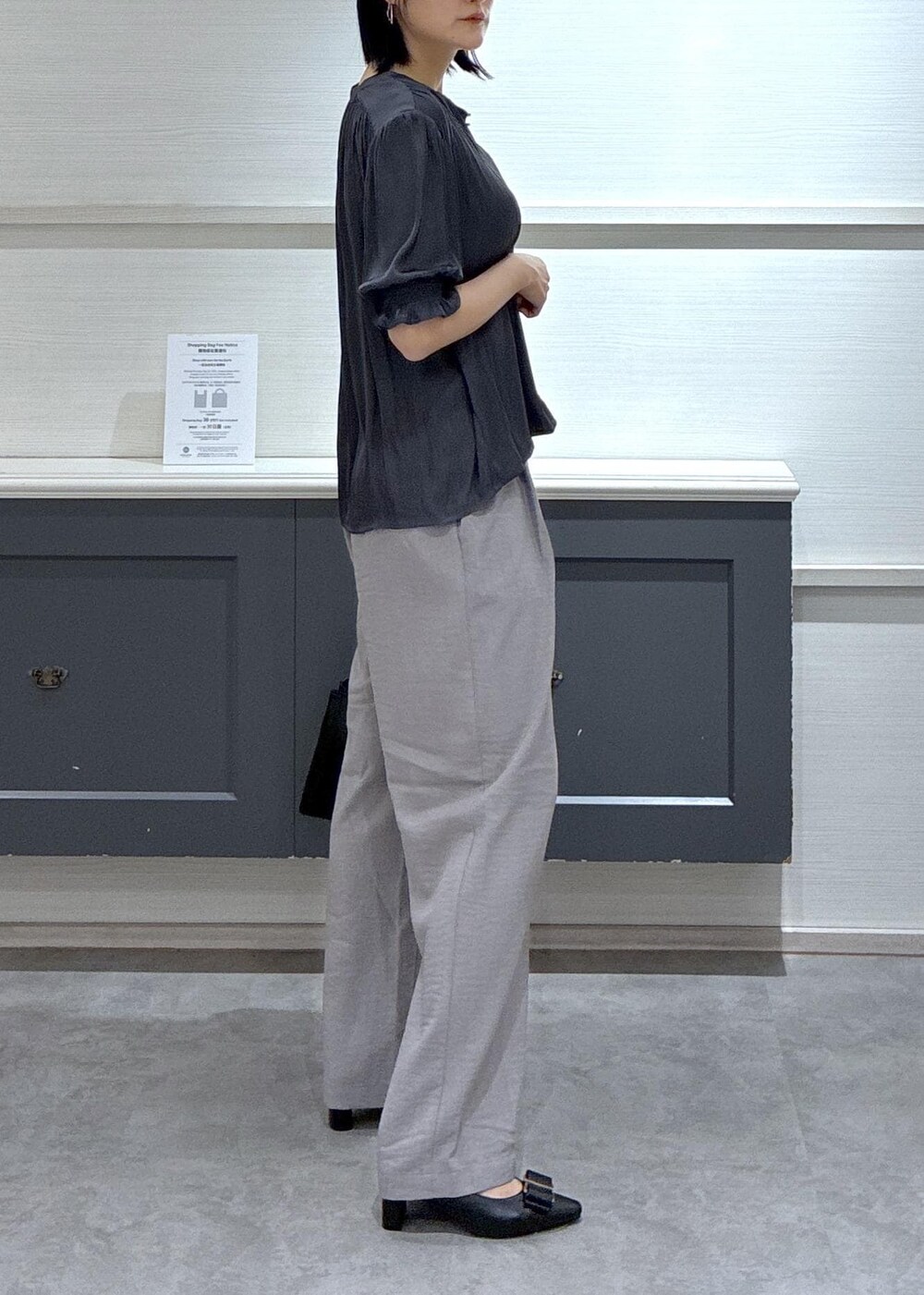 ブラック系のパンプス、ホワイト系のキャミソール、グレー系のその他パンツを着用したレディースの春コーディネートの4枚目の写真