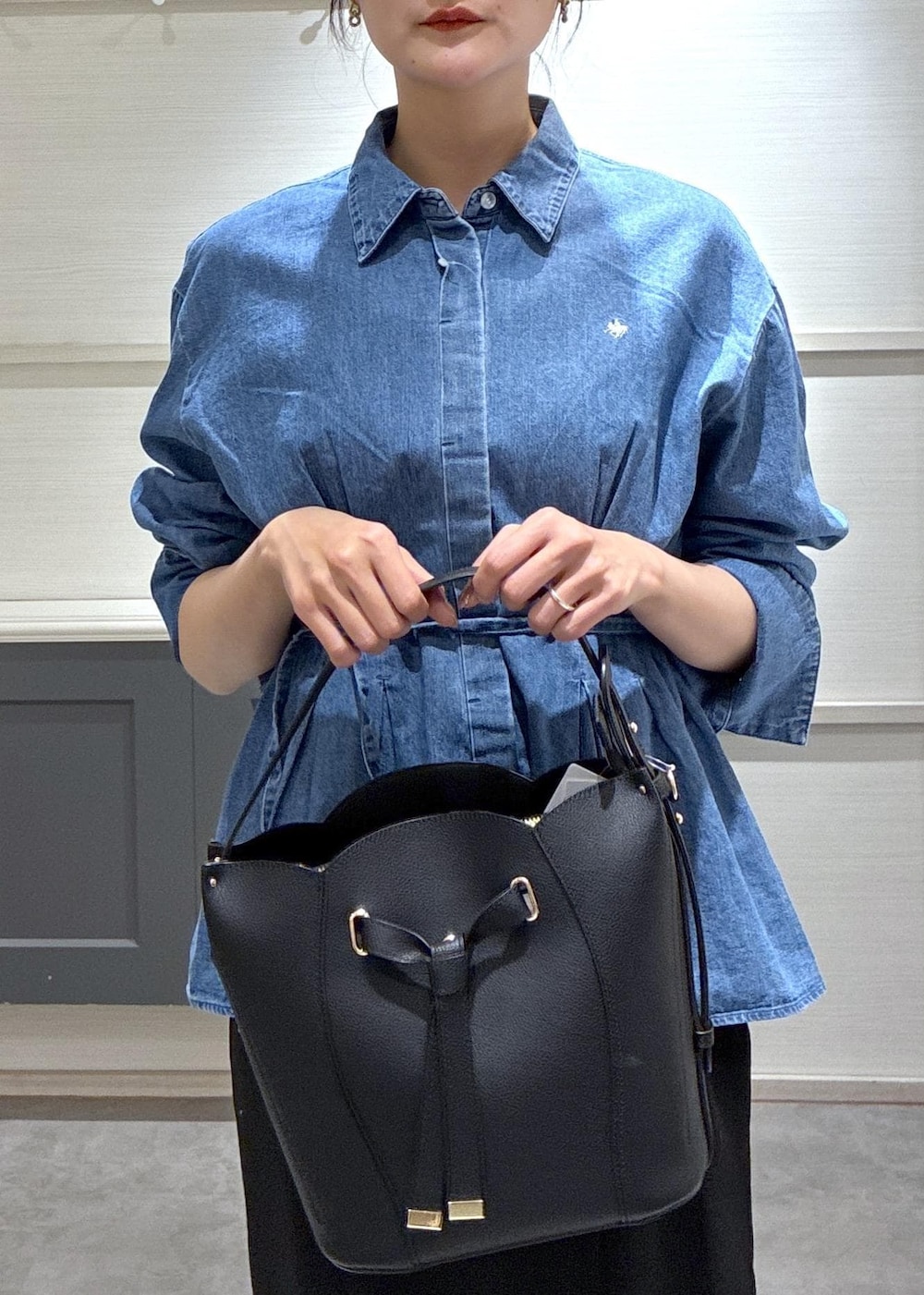 ブラック系のショルダーバッグ、ブラック系のローファー、ブラック系のキャミソールを着用したレディースの春コーディネートの6枚目の写真