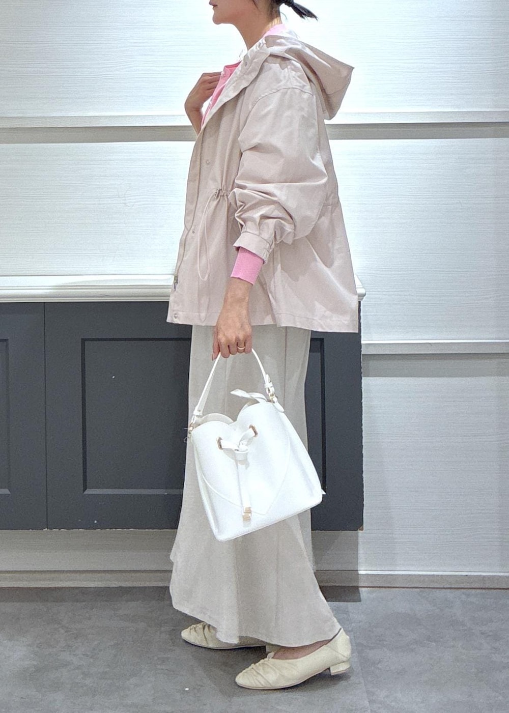 ホワイト系のショルダーバッグ、ホワイト系のパンプス、ホワイト系のスカートを着用したレディースの春コーディネートの4枚目の写真