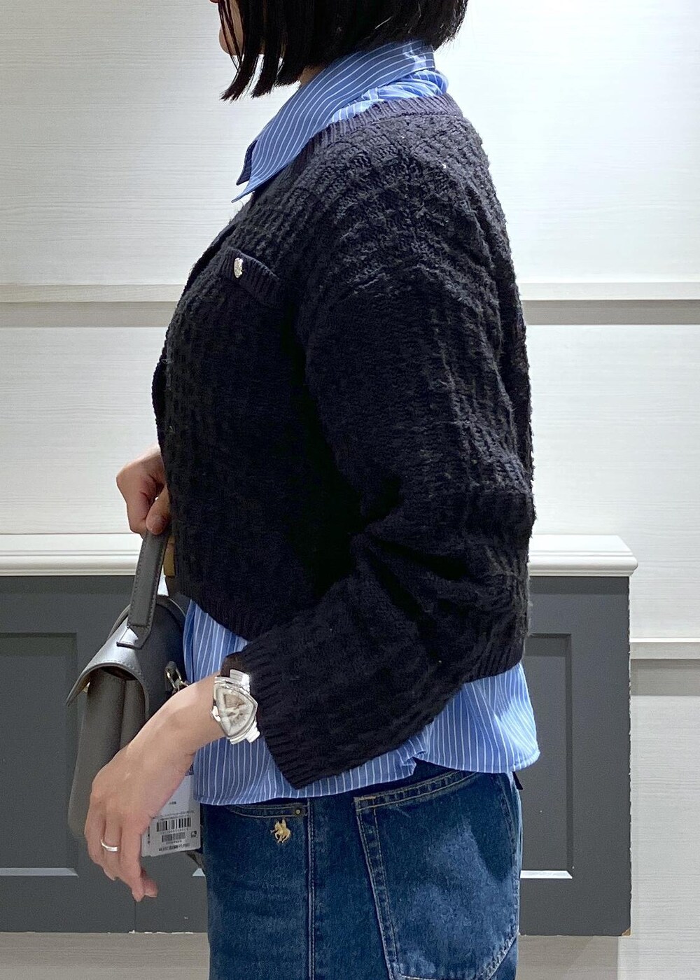 ブラック系のパンプス、グレー系のショルダーバッグ、ブルー系のシャツ/ブラウスを着用したレディースの秋コーディネートの6枚目の写真