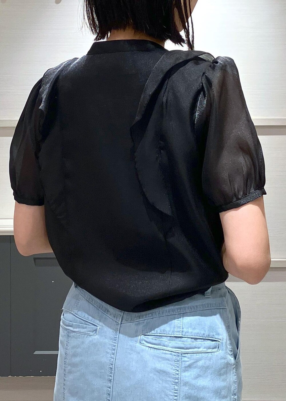 「羽織、初夏コーデ、夏コーデ、VIS、ストレート、イエベ秋、混合、高身長、トップス、シャツ/ブラウス、ジャケット/アウター、テーラードジャケット、スカート、デニムスカート、バッグ」｜「VISの【新色追加】【美easy】リネンライクリラックスジャケット【接触冷感/洗える】【セットアップ対応】（テーラードジャケット、ホワイト系）」を使った、mikusonvisさん（レディース・168cm）の春コーディネートの4枚目の写真