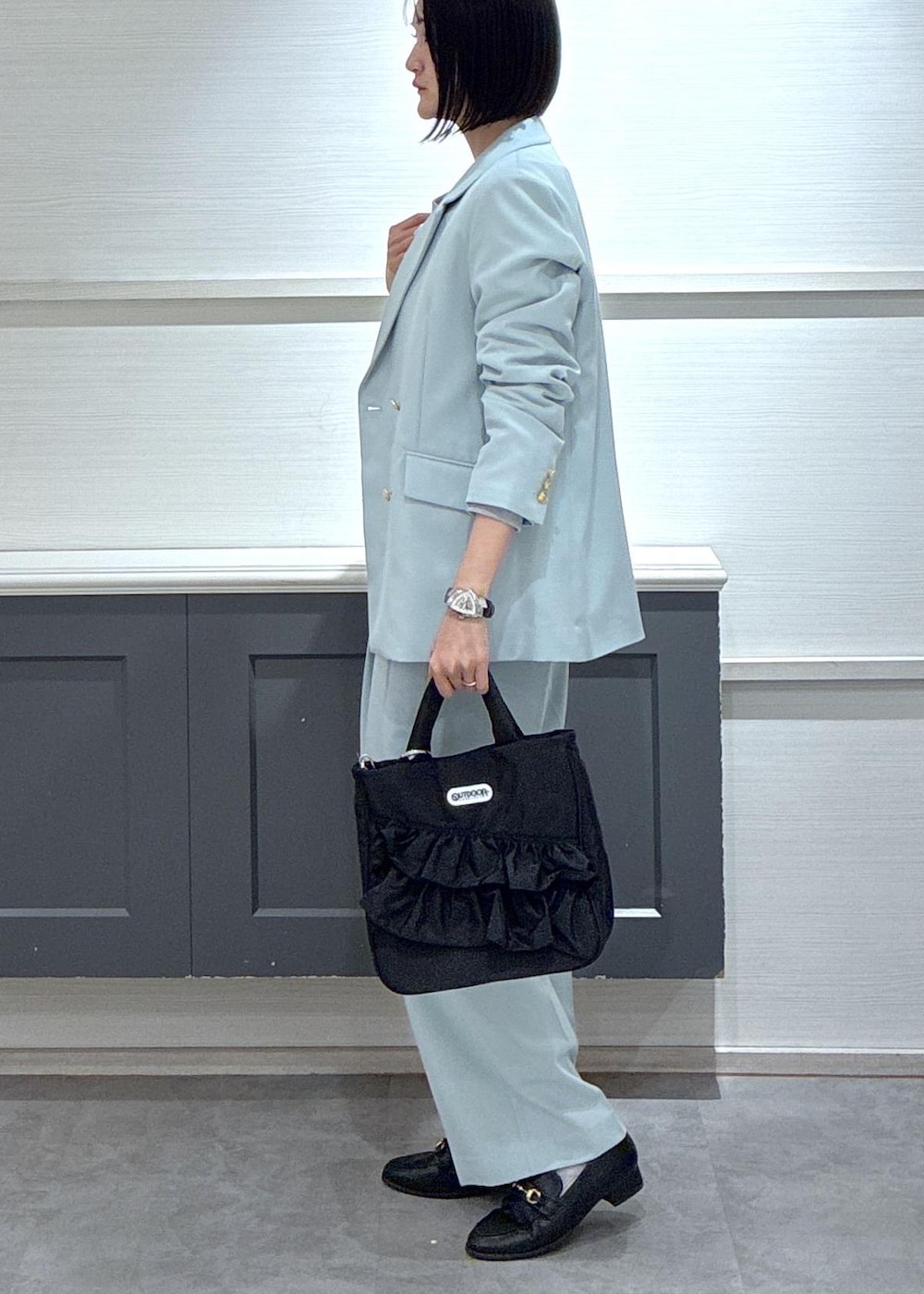 グリーン系のその他パンツ、グリーン系のテーラードジャケット、ブラック系のローファーを着用したレディースの冬コーディネートの3枚目の写真