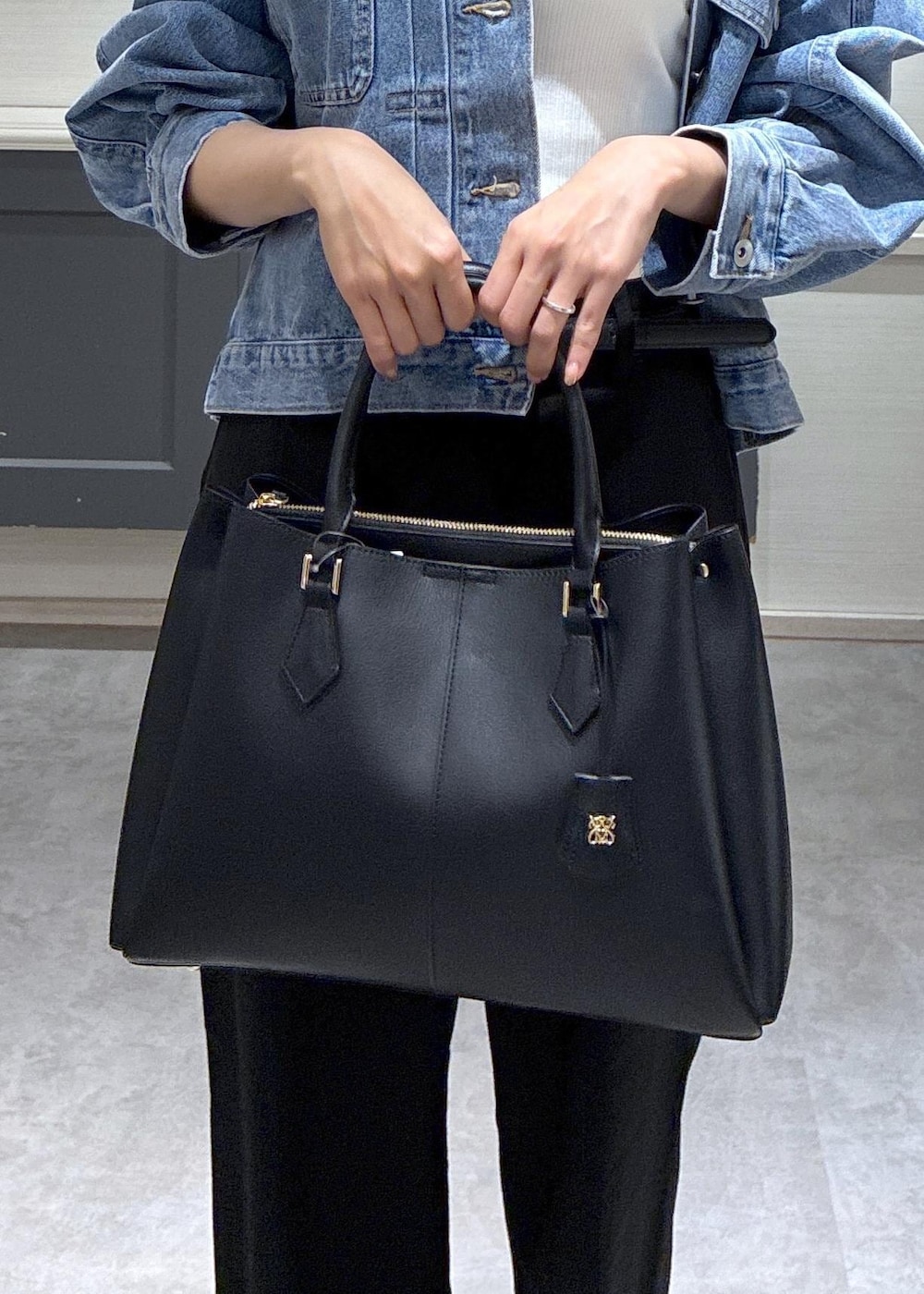 ブラック系のローファー、ホワイト系のキャミソール、ブルー系のデニムジャケットを着用したレディースの春コーディネートの10枚目の写真