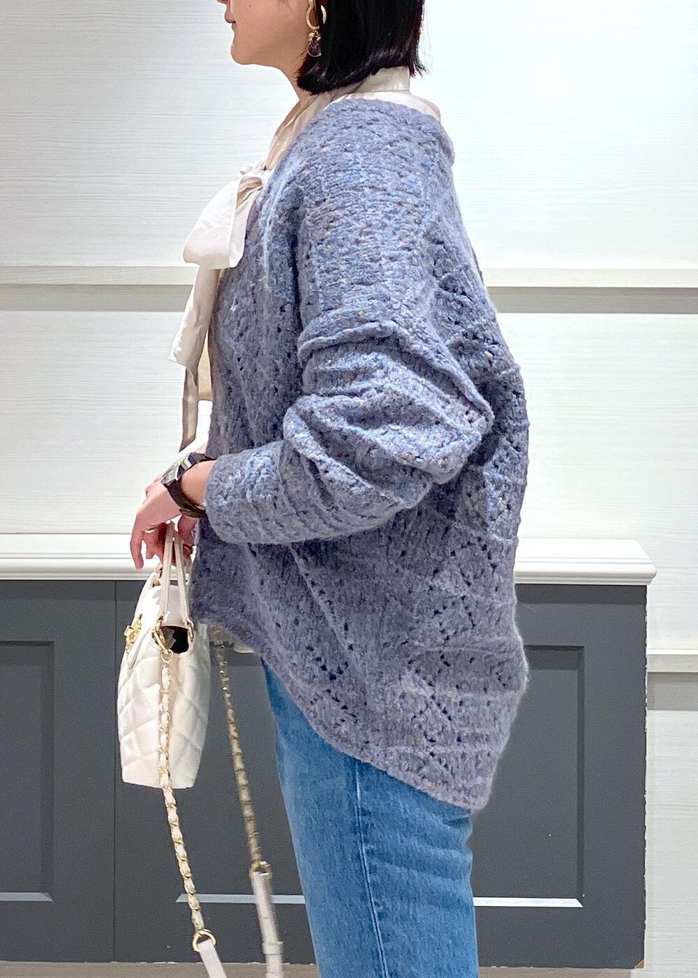 ブラック系のブーツ、ホワイト系のシャツ/ブラウス、ブルー系のニット/セーターを着用したレディースの冬コーディネートの9枚目の写真