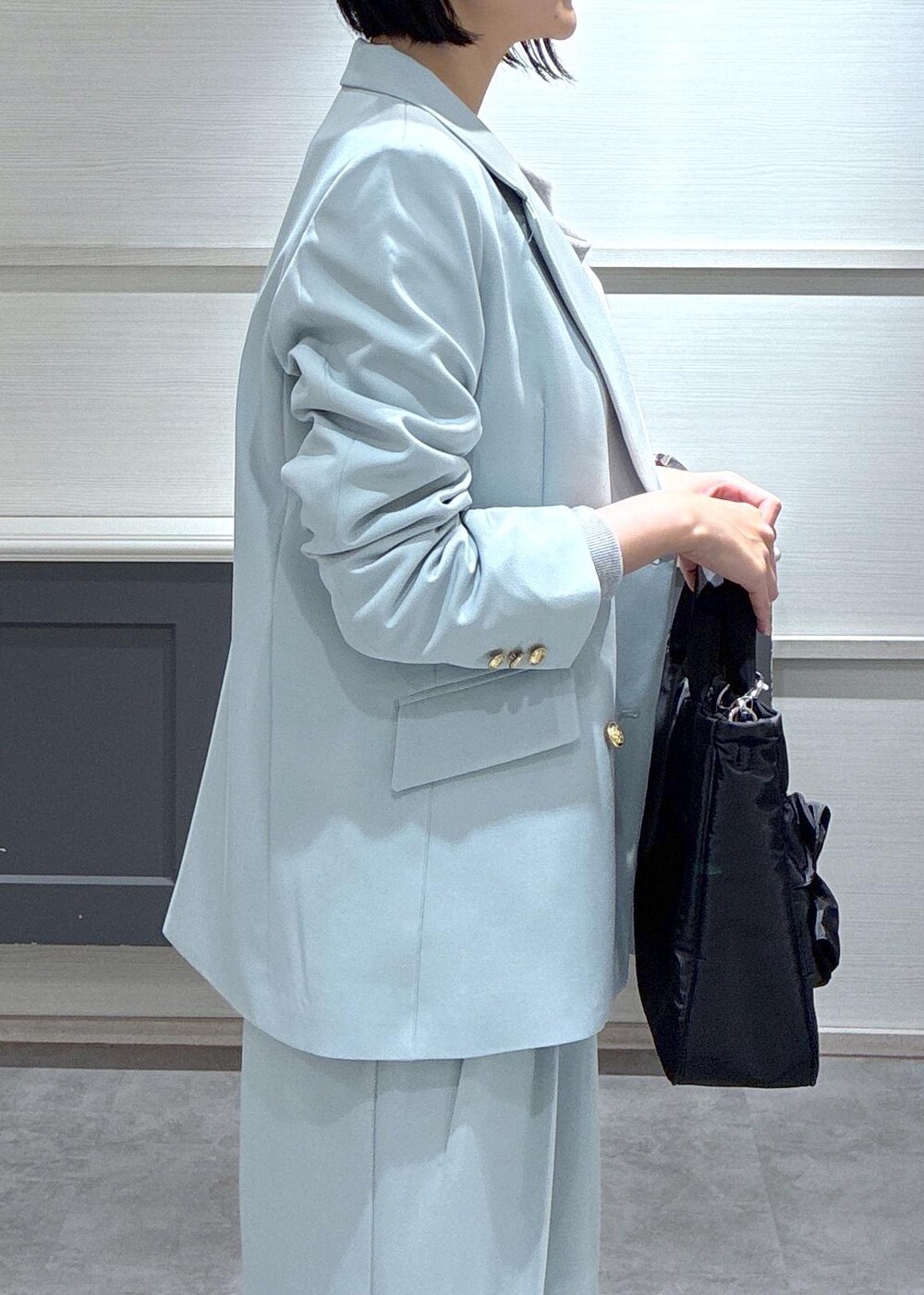 グリーン系のその他パンツ、グリーン系のテーラードジャケット、ブラック系のローファーを着用したレディースの冬コーディネートの7枚目の写真