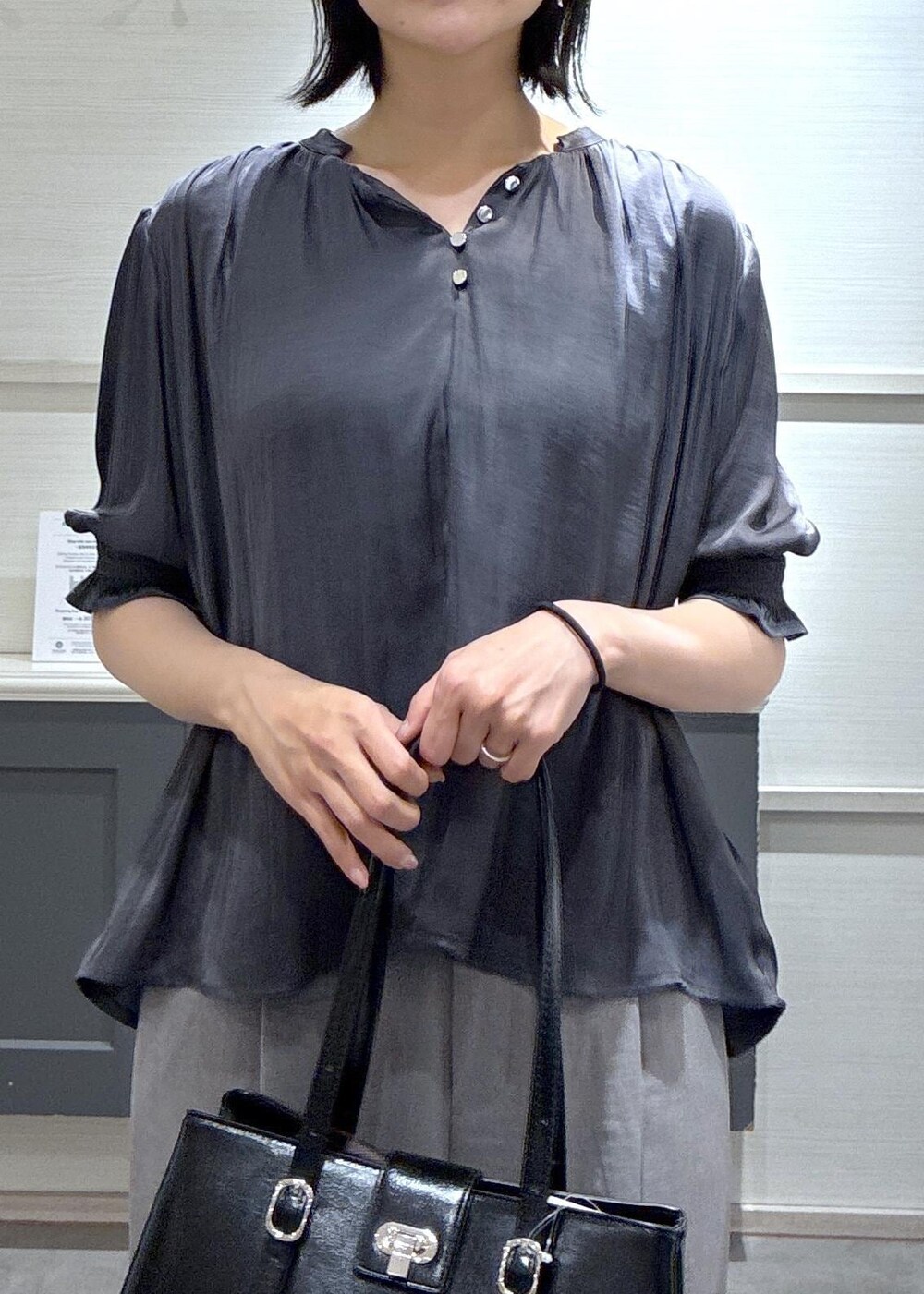 ブラック系のパンプス、ホワイト系のキャミソール、グレー系のその他パンツを着用したレディースの春コーディネートの5枚目の写真