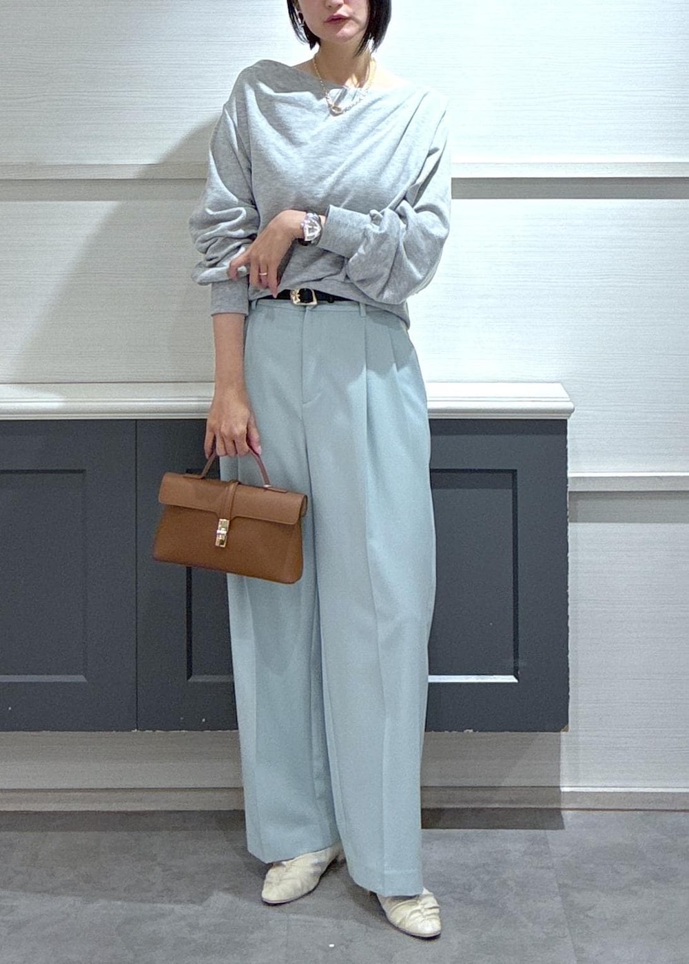 ホワイト系のパンプス、グリーン系のその他パンツ、イエロー系のショルダーバッグを着用したレディースの冬コーディネートの2枚目の写真