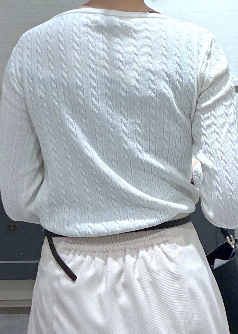 ベージュ系のテーラードジャケット、ブラック系のローファー、ベージュ系のスカートを着用したレディースの冬コーディネートの6枚目の写真