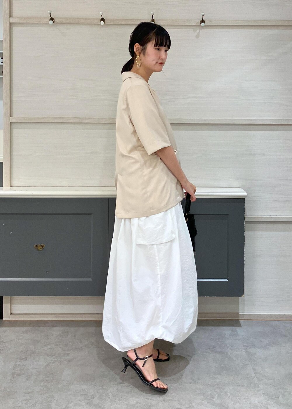 「ジャケット×ワンピース、インナー、ハートカット、羽織、接触冷感、アンサンブル、SALE、ホワイト、ベージュ、アイボリー、ヒール、ストラップ、ストラップサンダル、初夏コーデ、夏コーデ」｜「Juzeのストラップヒールサンダル（サンダル、ブラック系）」を使った、mikusonvisさん（レディース・168cm）の夏コーディネートの4枚目の写真