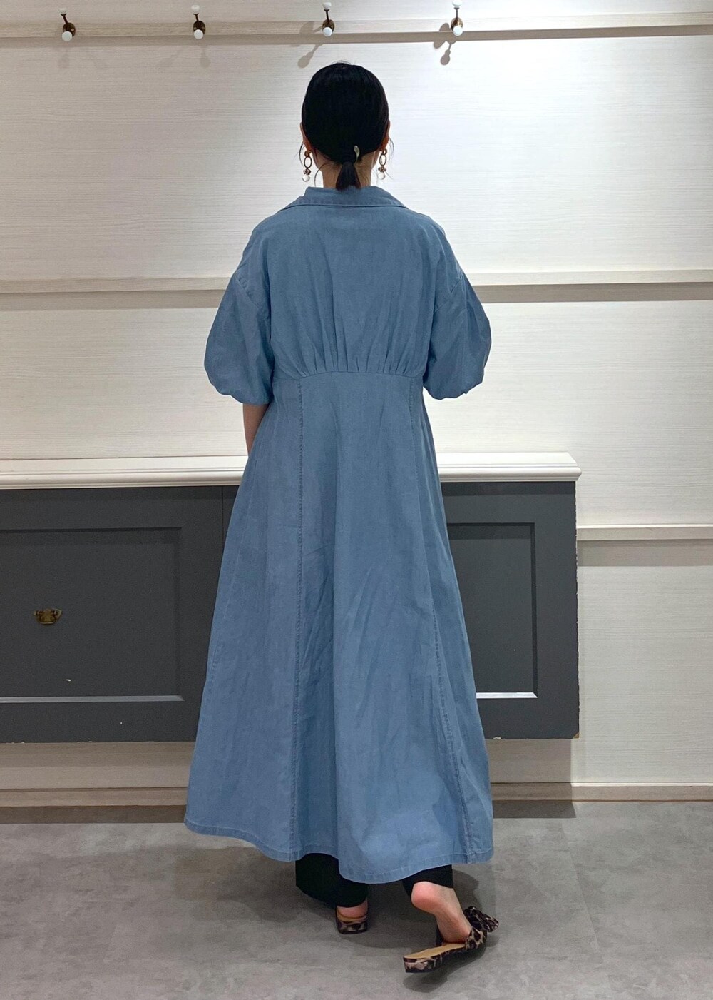「ロゴ、ロゴTシャツ、VIS_TIMESALE、春のお仕事服_pickup、初夏コーデ、夏コーデ、お出かけコーデ、女子会コーデ、大人カジュアル、パンツスタイル、体型カバー、カジュアルコーデ、シンプルコーデ、VIS、ストレート」｜「Juzeのサテンリボンミュール（サンダル、その他）」を使った、mikusonvisさん（レディース・168cm）の春コーディネートの8枚目の写真