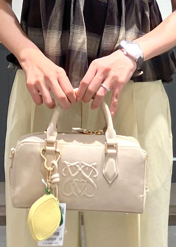 ブラック系のサンダル、イエロー系のスラックス、ブラック系のTシャツ/カットソーを着用したレディースの夏コーディネートの9枚目の写真