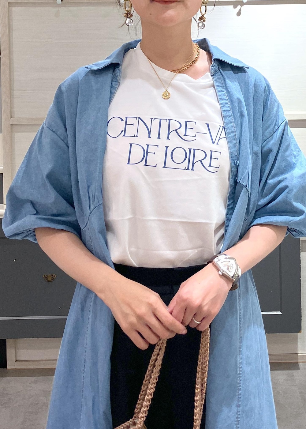 「ロゴ、ロゴTシャツ、VIS_TIMESALE、春のお仕事服_pickup、初夏コーデ、夏コーデ、お出かけコーデ、女子会コーデ、大人カジュアル、パンツスタイル、体型カバー、カジュアルコーデ、シンプルコーデ、VIS、ストレート」｜「Juzeのサテンリボンミュール（サンダル、その他）」を使った、mikusonvisさん（レディース・168cm）の春コーディネートの4枚目の写真