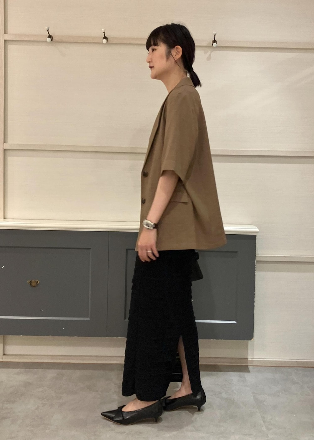 ブラック系のショルダーバッグ、ブラック系のパンプス、ブラック系のキャミソールを着用したレディースの夏コーディネートの4枚目の写真