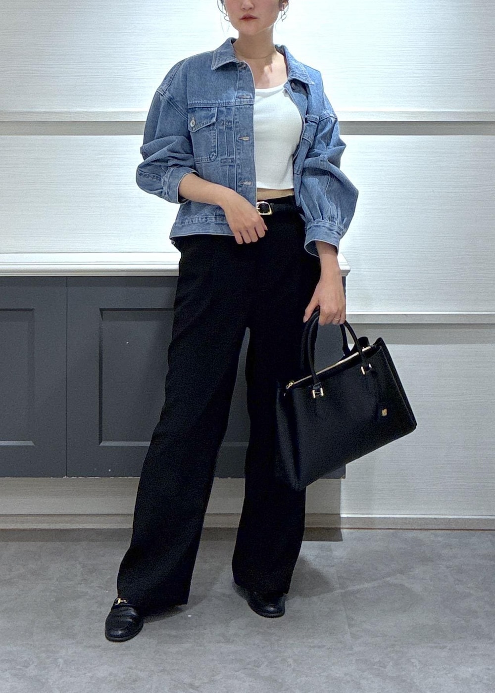 ブラック系のローファー、ホワイト系のキャミソール、ブルー系のデニムジャケットを着用したレディースの春コーディネートの2枚目の写真