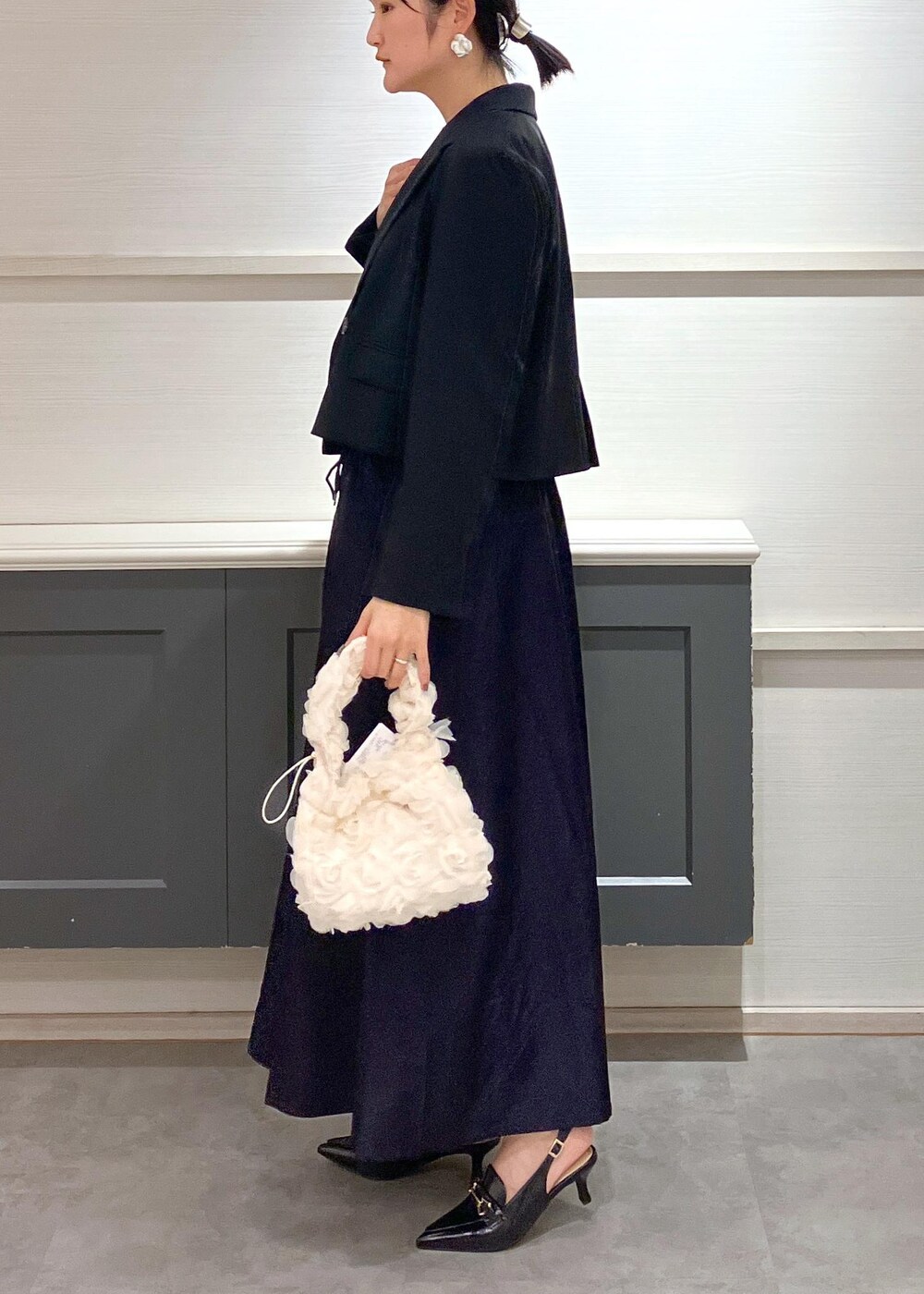 「羽織、春アウター、初春コーデ、春コーデ、デートコーデ、お出かけコーデ、スポーツミックス、大人カジュアル、スカートスタイル、ヘルシーコーデ、きれいめコーデ、VIS、ストレート、イエベ秋、混合」｜「VISの【洗える】ダブルストラップ短丈カップ付きキャミソール（キャミソール、ホワイト系）」を使った、mikusonvisさん（レディース・168cm）の春コーディネートの4枚目の写真
