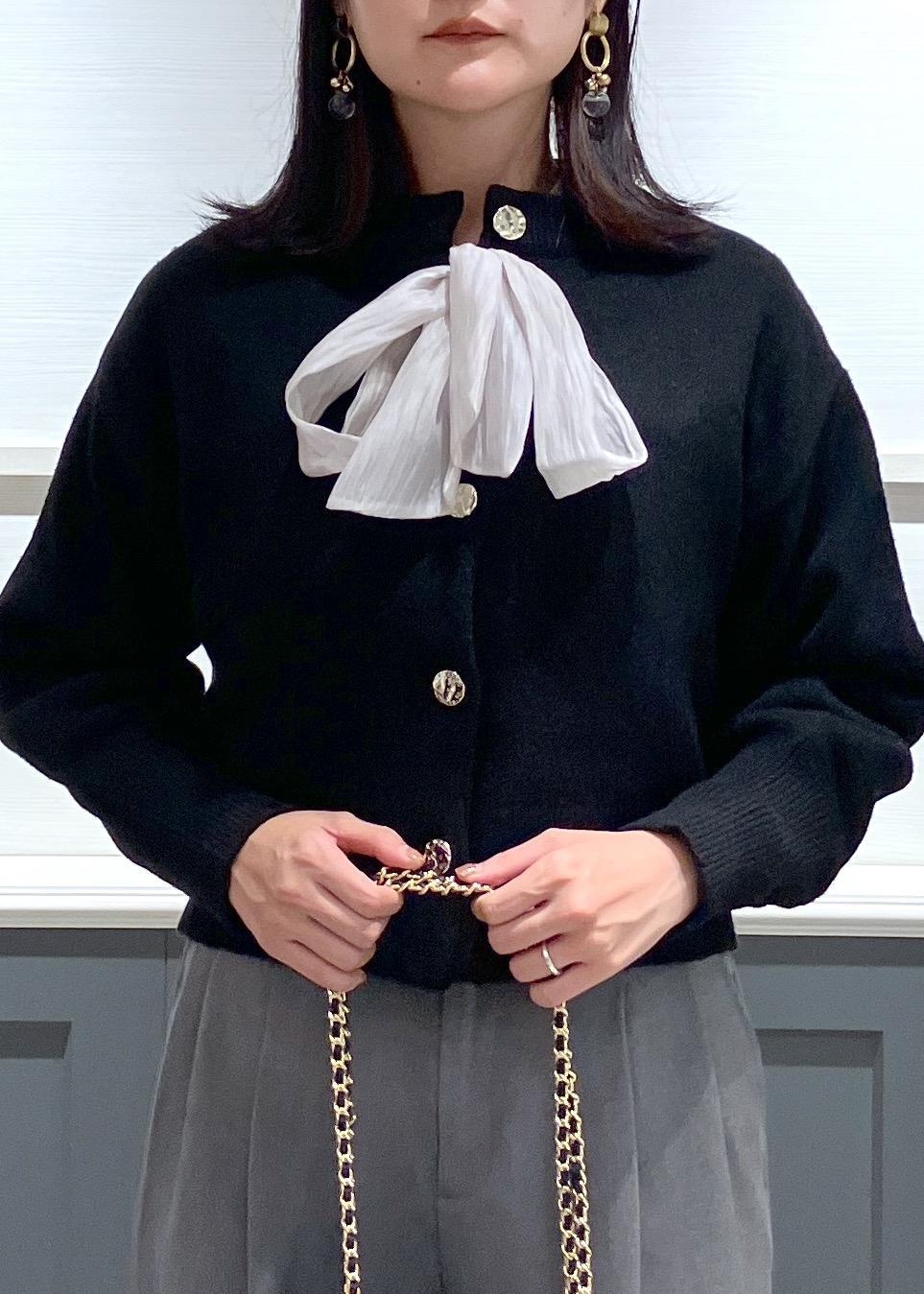 ブラック系のブーツ、ブラック系のショルダーバッグ、ベージュ系のシャツ/ブラウスを着用したレディースの秋コーディネートの3枚目の写真