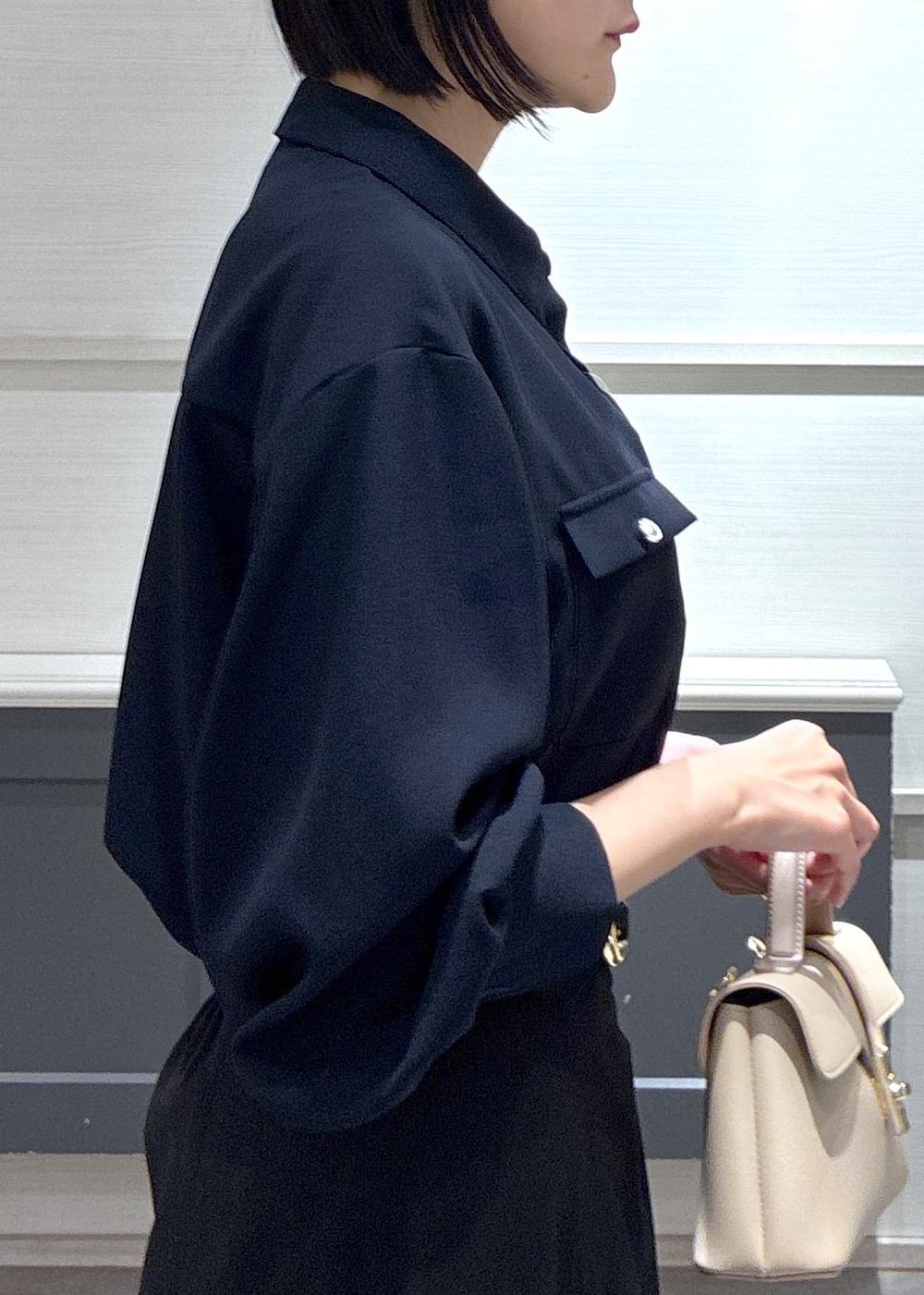 ブルー系のシャツ/ブラウス、ブラック系のローファー、ベージュ系のショルダーバッグを着用したレディースの冬コーディネートの8枚目の写真