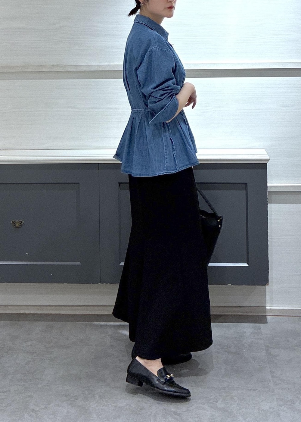 ブラック系のショルダーバッグ、ブラック系のローファー、ブラック系のキャミソールを着用したレディースの春コーディネートの4枚目の写真