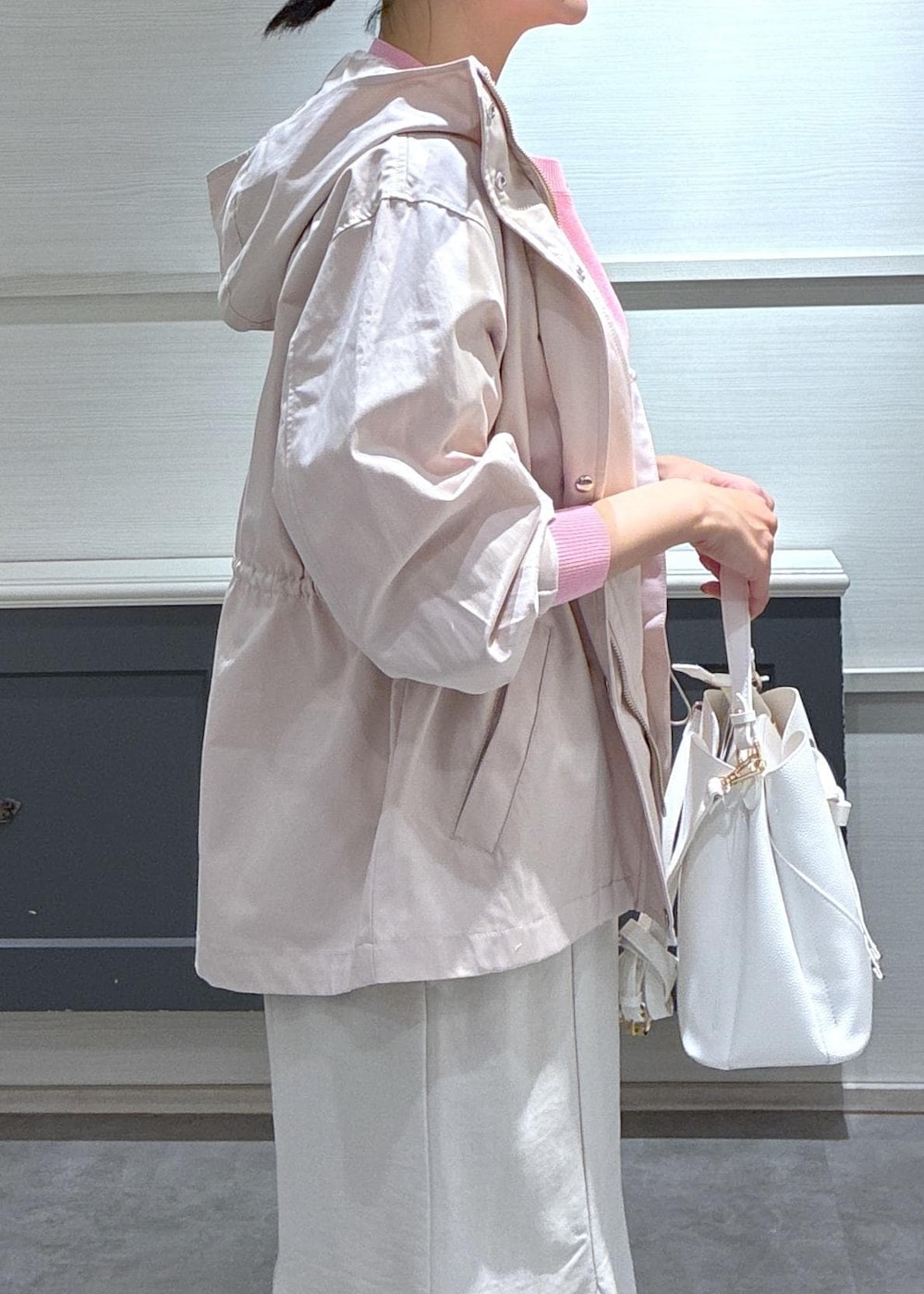 ホワイト系のショルダーバッグ、ホワイト系のパンプス、ホワイト系のスカートを着用したレディースの春コーディネートの9枚目の写真