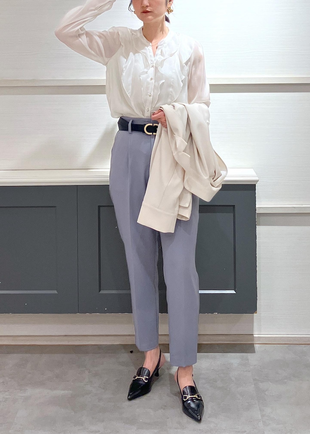 「春アウター、羽織、初春コーデ、春コーデ、お仕事コーデ、セレモニーコーデ、デートコーデ、お出かけコーデ、女子会コーデ、大人カジュアル、パンツスタイル、体型カバー、ワントーンコーデ、きれいめコーデ、VIS」｜「VISの28mm幅ダブルDバックルベルト（ベルト、ブラック系）」を使った、mikusonvisさん（レディース・168cm）の春コーディネートの2枚目の写真