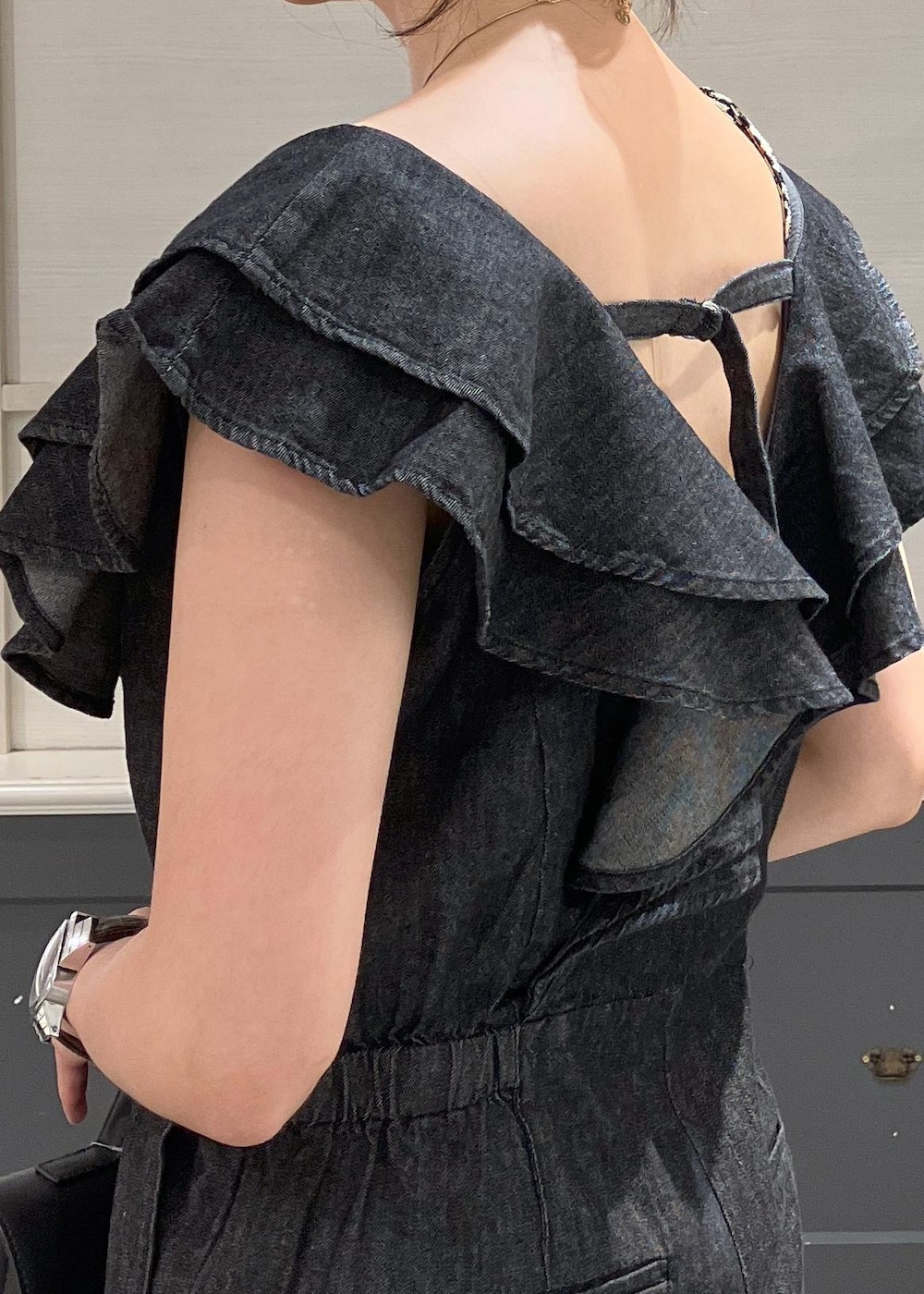 「ファー、ファーサンダル、デニム、ブラック、パンツ、ワイド、オールインワン、サロペット、サンダル、夏コーデ、初秋コーデ、秋コーデ、デートコーデ、お出かけコーデ、大人カジュアル」｜「VISのメタルパイプビーントップネックレス（ネックレス、ゴールド系）」を使った、mikusonvisさん（レディース・168cm）の夏コーディネートの8枚目の写真