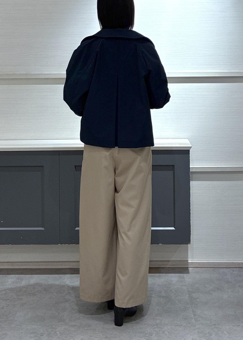 イエロー系のショルダーバッグ、ブラック系のパンプス、ブルー系のトレンチコートを着用したレディースの春コーディネートの6枚目の写真