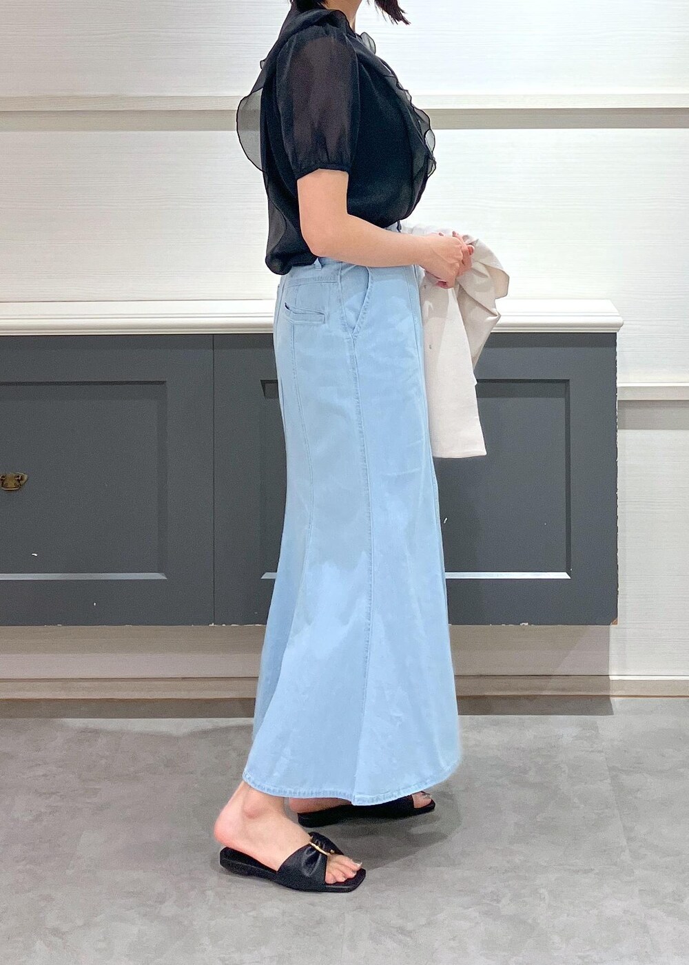 「羽織、初夏コーデ、夏コーデ、VIS、ストレート、イエベ秋、混合、高身長、トップス、シャツ/ブラウス、ジャケット/アウター、テーラードジャケット、スカート、デニムスカート、バッグ」｜「VISの【新色追加】【美easy】リネンライクリラックスジャケット【接触冷感/洗える】【セットアップ対応】（テーラードジャケット、ホワイト系）」を使った、mikusonvisさん（レディース・168cm）の春コーディネートの2枚目の写真