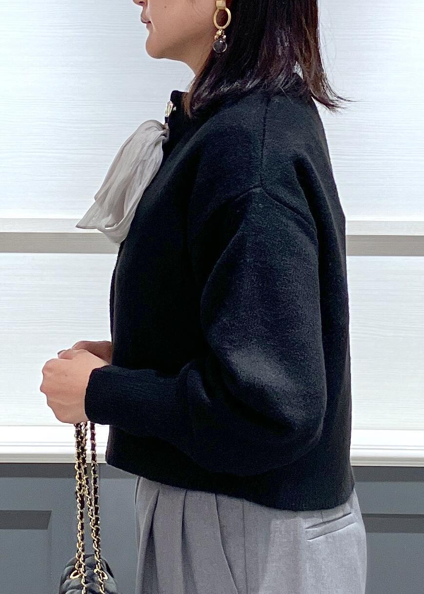 ブラック系のブーツ、ブラック系のショルダーバッグ、ベージュ系のシャツ/ブラウスを着用したレディースの秋コーディネートの7枚目の写真