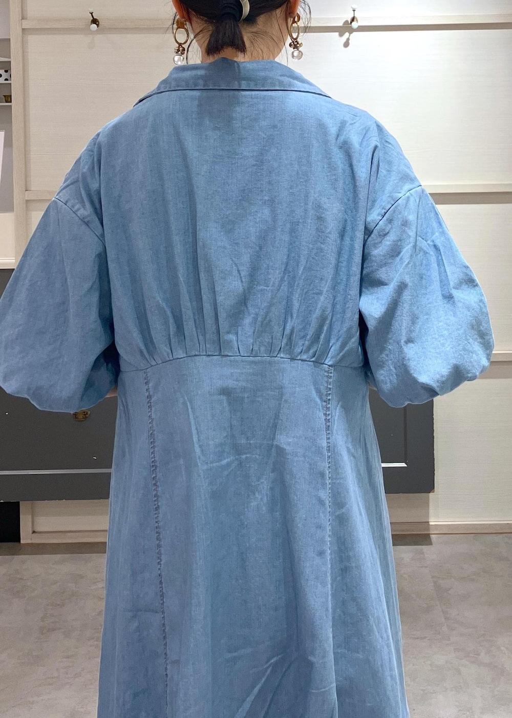 「ロゴ、ロゴTシャツ、VIS_TIMESALE、春のお仕事服_pickup、初夏コーデ、夏コーデ、お出かけコーデ、女子会コーデ、大人カジュアル、パンツスタイル、体型カバー、カジュアルコーデ、シンプルコーデ、VIS、ストレート」｜「Juzeのサテンリボンミュール（サンダル、その他）」を使った、mikusonvisさん（レディース・168cm）の春コーディネートの5枚目の写真