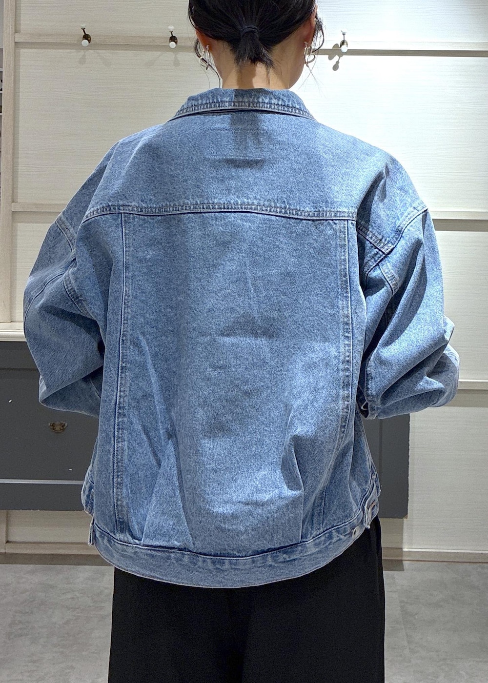 ブラック系のローファー、ホワイト系のキャミソール、ブルー系のデニムジャケットを着用したレディースの春コーディネートの6枚目の写真