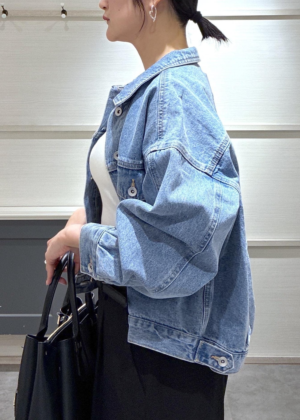 ブラック系のローファー、ホワイト系のキャミソール、ブルー系のデニムジャケットを着用したレディースの春コーディネートの8枚目の写真