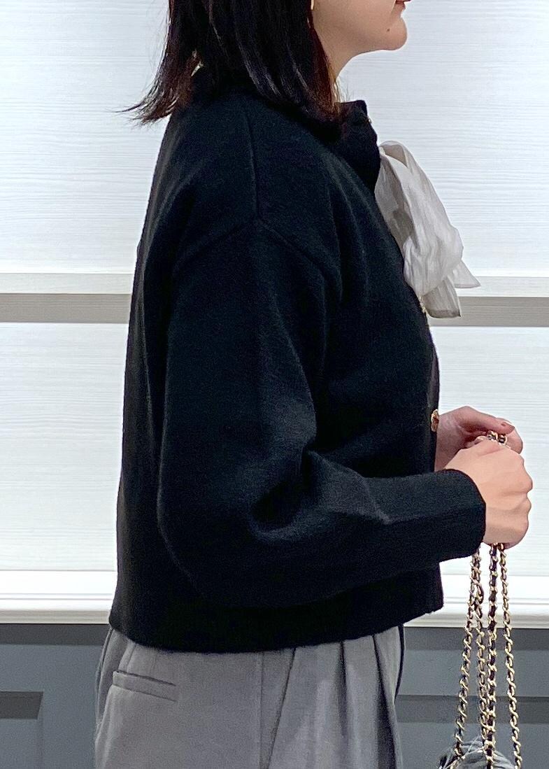 ブラック系のブーツ、ブラック系のショルダーバッグ、ベージュ系のシャツ/ブラウスを着用したレディースの秋コーディネートの6枚目の写真