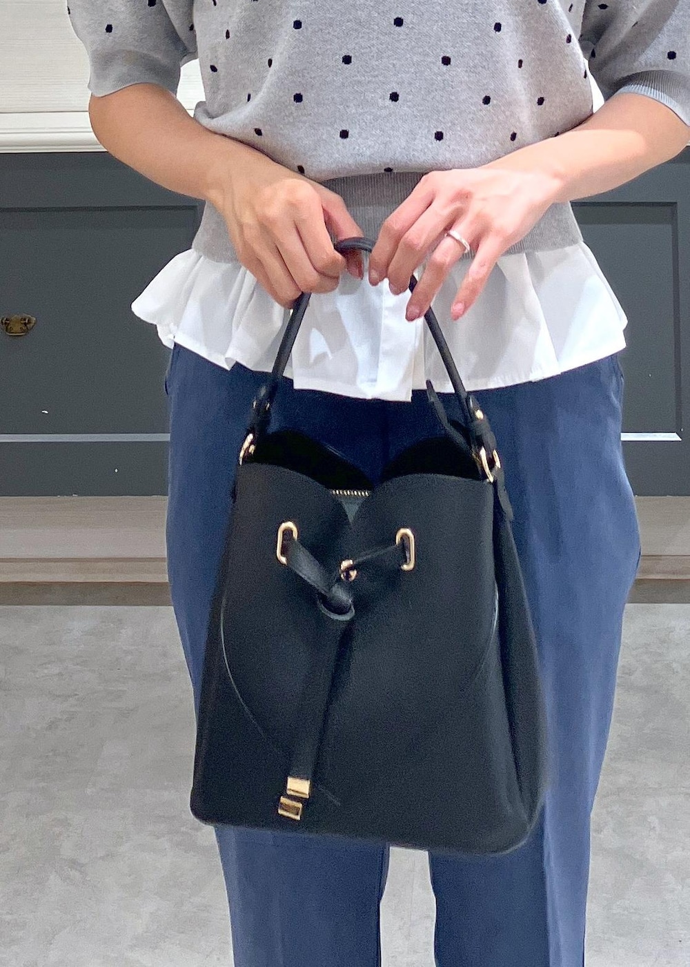 「初秋コーデ、秋コーデ、デートコーデ、お出かけコーデ、女子会コーデ、大人カジュアル、パンツスタイル、カジュアルコーデ、フェミニンコーデ、VIS、ストレート、イエベ秋、混合、高身長、トップス」｜「VISの【ご好評につき追加生産】【2WAY】ハートカットバッグ（ショルダーバッグ、ブラック系）」を使った、mikusonvisさん（レディース・168cm）の夏コーディネートの10枚目の写真
