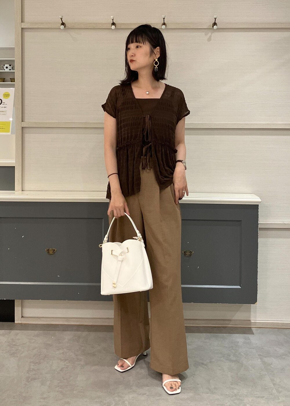 「ハートカット、セットアイテム、アンサンブル、サンダル、骨格ストレート、ホワイト、ショルダーバッグ、ブラウン、プルオーバー、半袖、ワイド、十分丈、ヒール、初夏コーデ、夏コーデ」｜「Juzeのストラップヒールサンダル（サンダル、ホワイト系）」を使った、mikusonvisさん（レディース・168cm）の夏コーディネートの2枚目の写真
