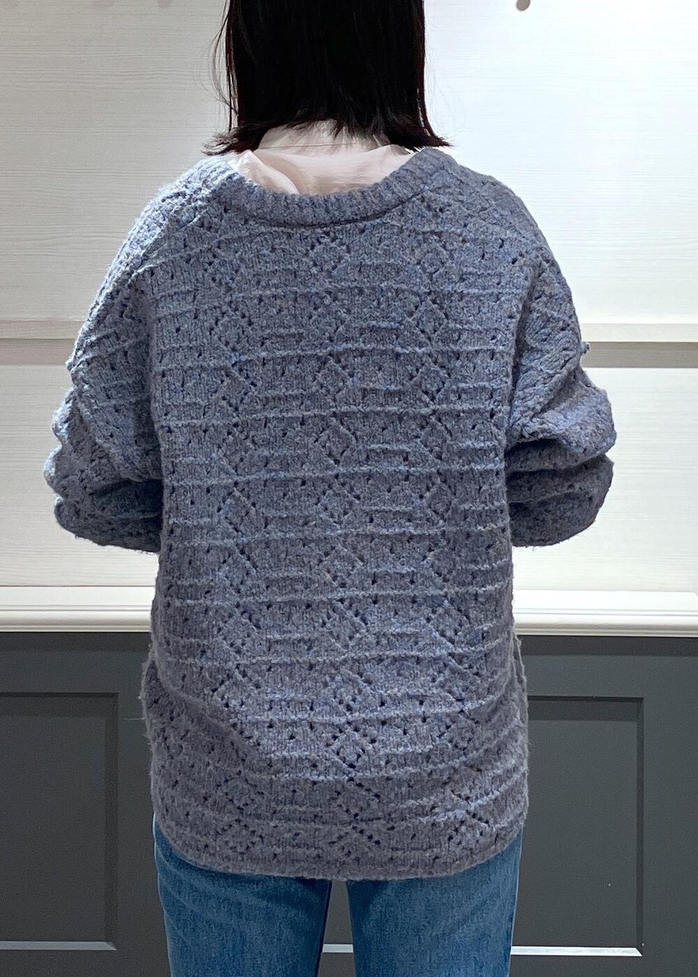 ブラック系のブーツ、ホワイト系のシャツ/ブラウス、ブルー系のニット/セーターを着用したレディースの冬コーディネートの7枚目の写真