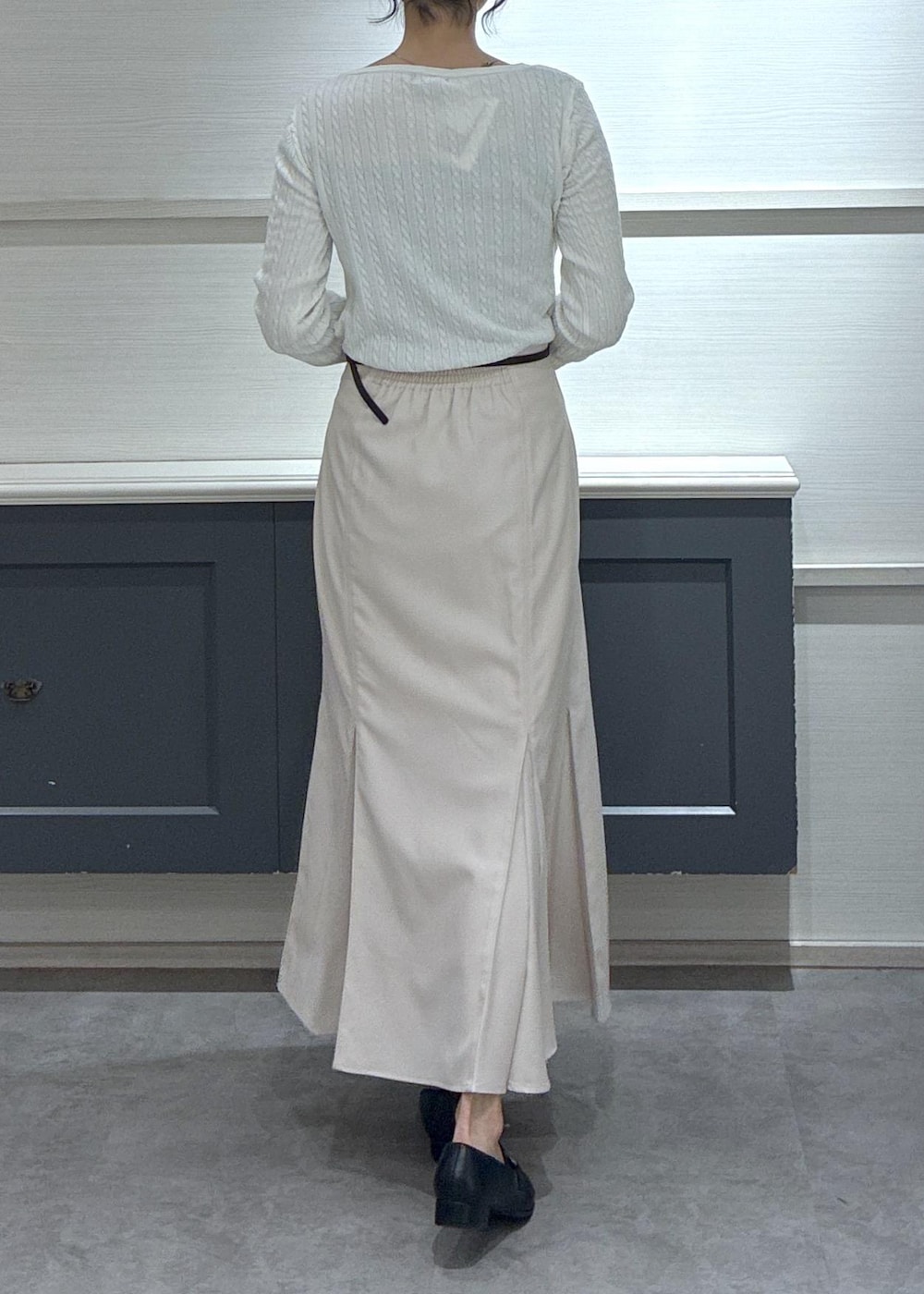 ベージュ系のテーラードジャケット、ブラック系のローファー、ベージュ系のスカートを着用したレディースの冬コーディネートの9枚目の写真