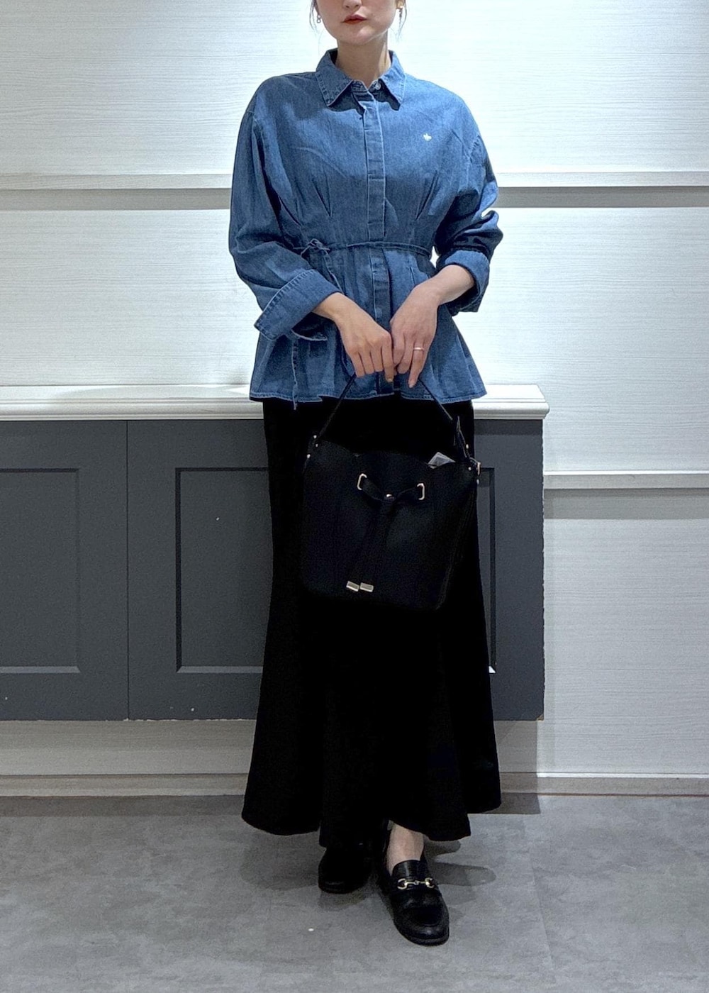 ブラック系のショルダーバッグ、ブラック系のローファー、ブラック系のキャミソールを着用したレディースの春コーディネートの10枚目の写真