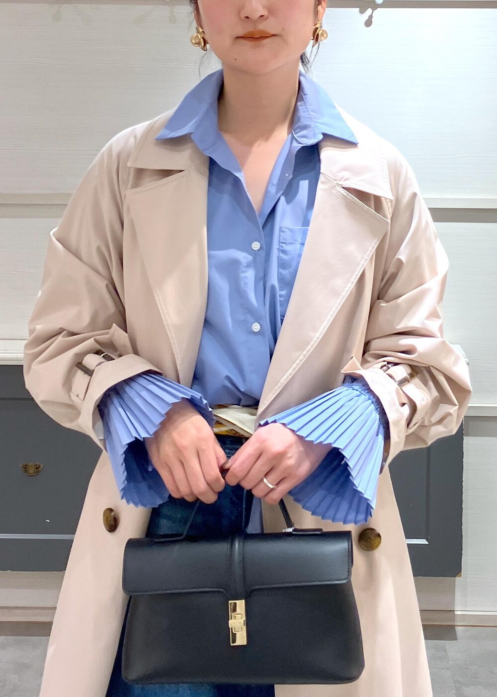「羽織、初春コーデ、春コーデ、VIS、ストレート、イエベ秋、混合、高身長、トップス、シャツ/ブラウス、ジャケット/アウター、トレンチコート、パンツ、デニムパンツ、バッグ」｜「Juzeの【ご好評につき追加生産】ビッグリボンパンプス（パンプス、ブラック系）」を使った、mikusonvisさん（レディース・168cm）の春コーディネートの5枚目の写真